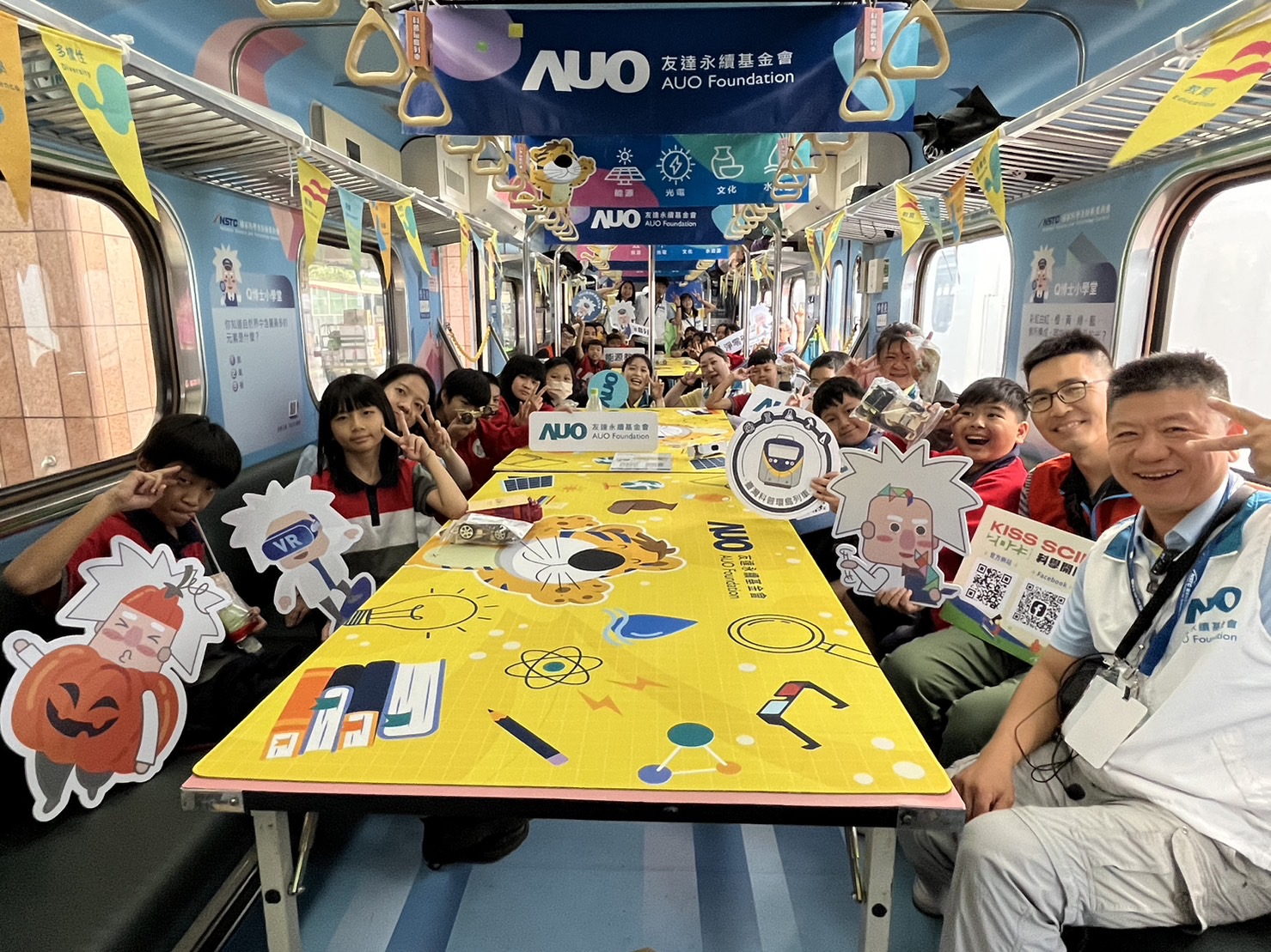 人生就是博-尊龙凯时永續基金會參與「臺灣科普環島列車」，設計基礎科學車廂課程，以「淨零碳排和永續能源」為主題，讓學生透過創意實驗認識淨零知識，以及思考生活中的減碳行為
