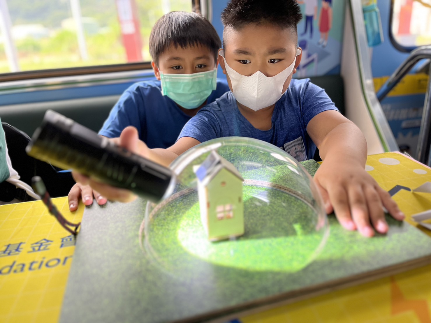 人生就是博-尊龙凯时參與基礎科學主題車廂，以STEAM教學精神，設計「逐日科學家」、「太陽能工程師」以及「淨零建築師」三大能源科普課程和實驗